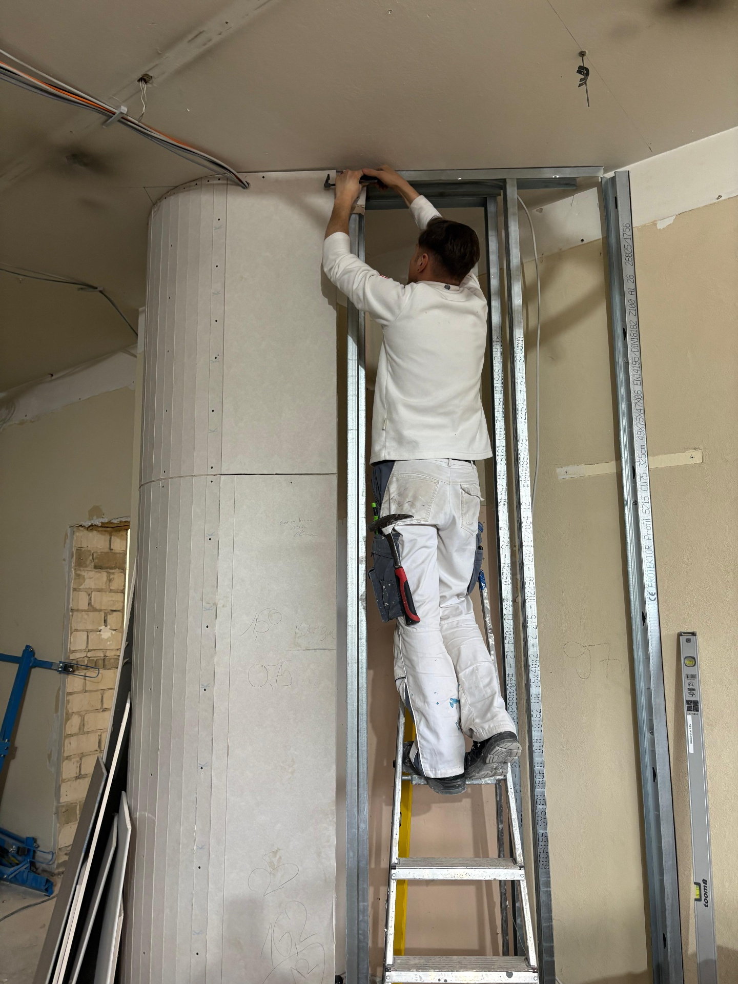 Vorher – Trockenbau – vom Ständerwerk zur fertigen fugenlosen Wand mit Lichtinszenierung