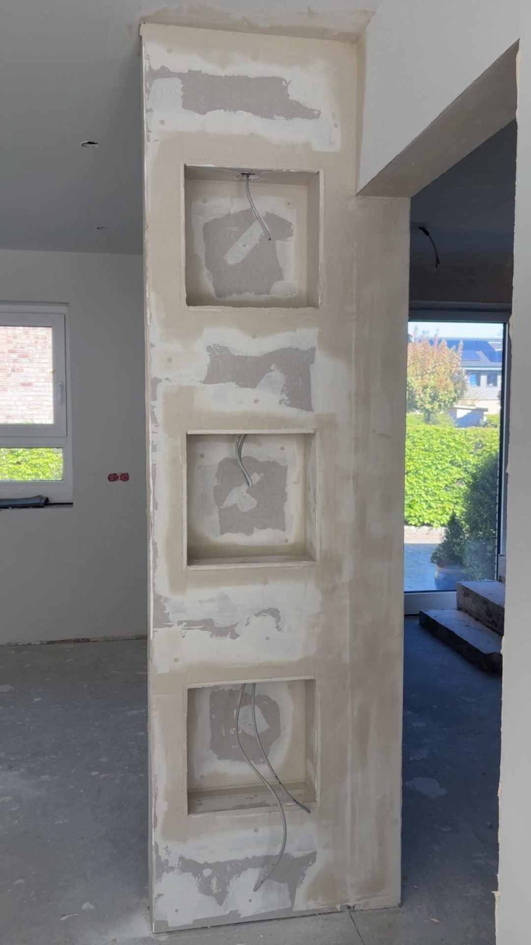 Vorher – Wand mit drei eingelassenen Nischen – vom Rohbau bis zur fertig gestrichenen, hinterleuchteten Wand
