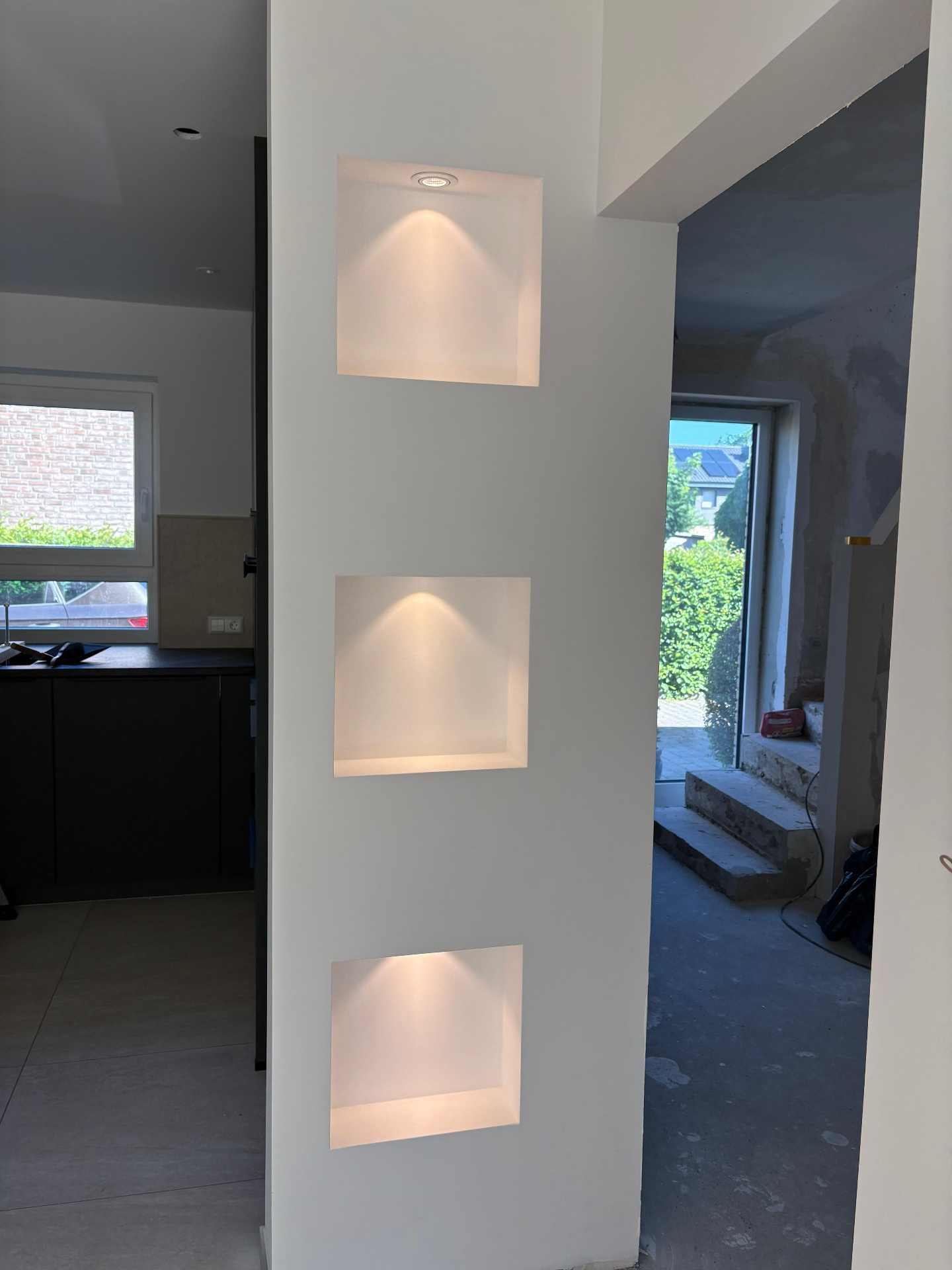 Nachher – Wand mit drei eingelassenen Nischen – vom Rohbau bis zur fertig gestrichenen, hinterleuchteten Wand